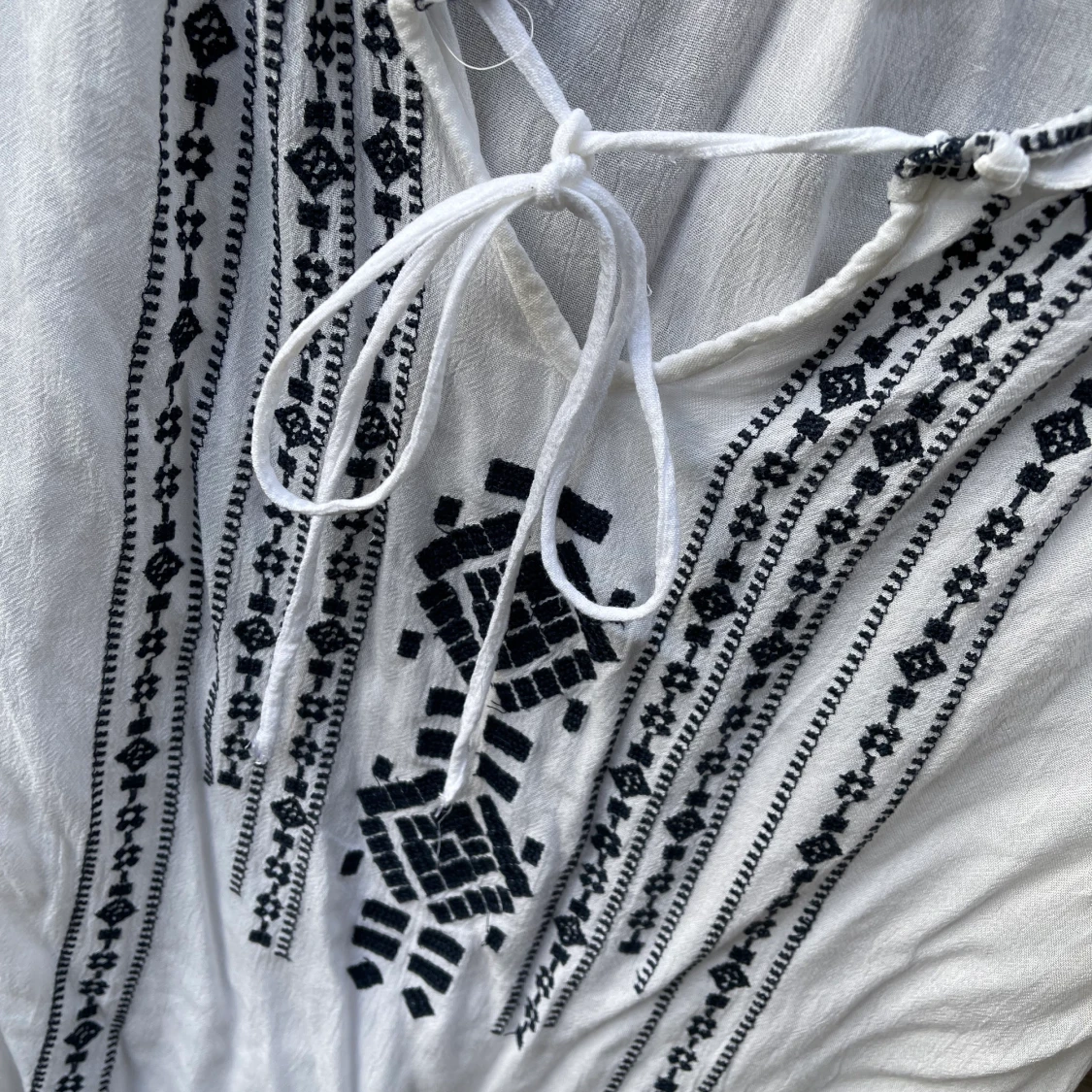 Vit blus med brodering - 91