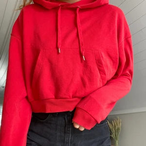 Röd hoodie - Fin röd hoodie i en liite kortare modell 🤍 Storlek xs. 50kr + frakt