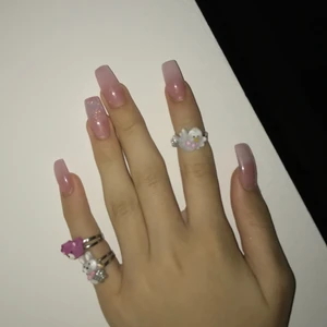 Tre djur ringar! - Tre olika djur ringar (lila Björn med rosett, genomskinlig fågel med rosa blommor på nacken, genomskinlig kanin med silvrig stjärna i handen!) alla i bra skick, inte överanvända.