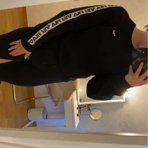 Fila sweatshirt  - En sweatshirt ifrån fila. Använd sparsamt. St S. Köparen står för frakten