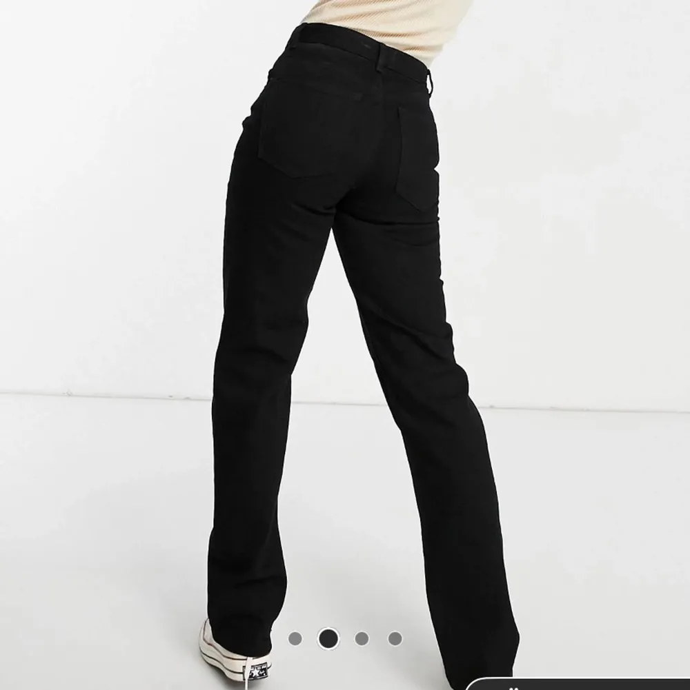 så snygga svarta jeans som är lite utsvängda nertill, köpta på asos och prislapp och allt är kvar. skriv privat för fler bilder om intresserad ☺️ passar strl 32-34. Jeans & Byxor.