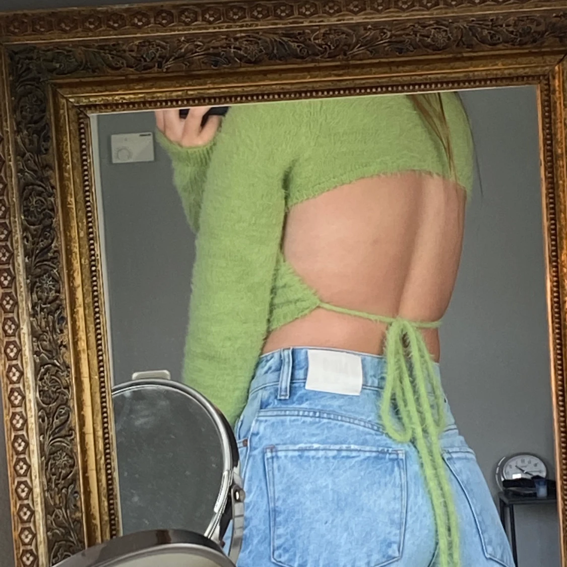 grön fluffig topp med öppen rygg