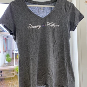 Tommy Hilfiger T-shirt storlek M - I stortsätt oanvänd T-shirt, T-shirten har en snygg v-ringning som inte visar för mycket! 175kr inkl frakt!