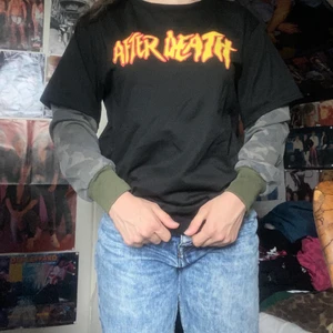 Tröja från yesstyle  - Tröja i ganska fint skick men lite nopprig. Katt i hemmet. Strolek är uppskattad. 