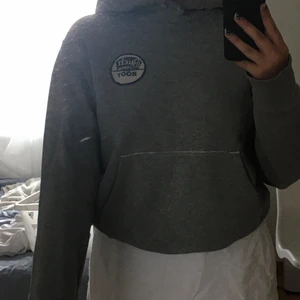 Hoodie - Jag säljer nu denna fina hoodie då den är lite för liten för mig, väldigt snygg och unik då den är köpt i ett annat land. Tjock i tyget vilket jag gillar mest, skulle säga att den är snyggast på en storlek xs/s. Skriv till mig vid fler frågor:)