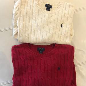 Exklusiva varma tröjor i både rött och beige, perfekt för alla årstider! 500 kr för båda två.