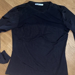 Mesh topp svart  - ⚠️massförsäljning pga flytt⚠️ aldrig använd tröja från NAKD. Super fin och snygg. Inga bud 