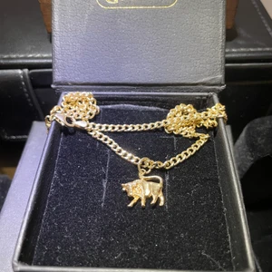 äkta guldkedja och hänge i 18karat guld - priset är för båda ihop, går att köpa dom för sig. nypris för båda är 8000kr+. kedjan är 3mm bred och 45cm lång . hänget är av en tjur också i 18k guld. skriv gärna så hjälper jag så mkt som jag kan med mer information. kedjan är från guldfynd men hänget vet jag inte för köpte det begagnat.