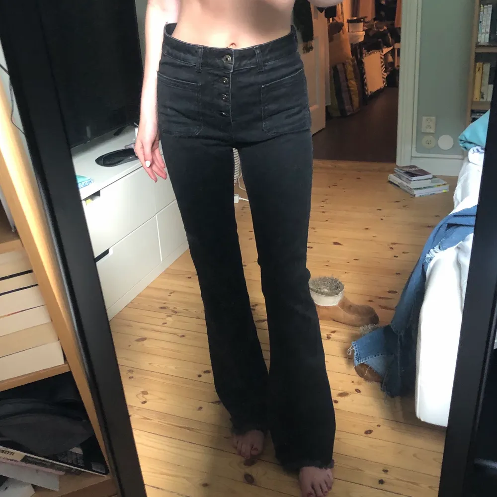 Ett par snygga jeans från Zara. Dom är väldigt snygga och bekväma. Storlek 40, jag är 175 cm lång och brukar ha 34-36 i jeans och dessa är för stora.. Jeans & Byxor.