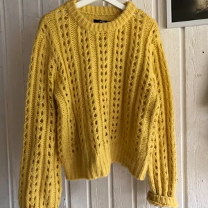 Tröja - Tjocktröja köpt på secondhand för 100kr. Oversized och väldigt gosig och skön