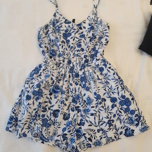 Playsuits - Två somriga playsuits som aldrig kommit till användning. Den rosa är från New Yorker i strl S och den blå/vits från H&M i strl 36. 40kr/styck
