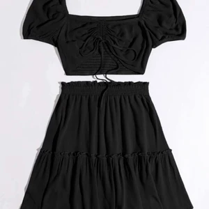 Snyggt set 🤩 - Säljer detta snygga set, tyvärr för litet för mig. Storlek M, men skulle säga att S är mer verklig storlek, passar även xs. 😎 Endast provad, finns kvar i förpackningen. Köparen står för frakten 🥰