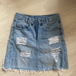 Ljus Levis-jeanskjol - En jeanskjol från Levis, storlek W32L34, dock är dragkedjan trasig men den går att byta