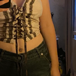 Linne - Säljer ett as coolt linne som tyvärr inte kommer till användning längre, köpt second hand! Fråga gärna efter fler bilder:)