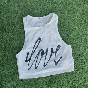 Love linne topp crop top magtröja - Vitt kort linne, crop topp från H&M, storlek XS. Har lite strech i sig. Frakten är inräknad I priset <3