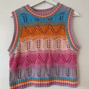 Stickad väst från zara - Säljer min trendiga stickade väst från zara som är så så fin, men den kommer inte till användning. Skickar gärna fler bilder, storlek S!💞