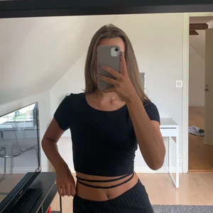 Tröja med öppen rygg - Säljer denna superfina tröjan med öppen rygg och knytning runt midjan. KAN SNACKA PRIS VID SNABB AFFÄR