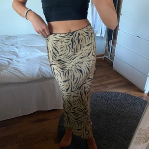 Kjol - Säljer denna jätte fina tunna sköna satin kjol i ett coolt mönter!! Älskar älskar älskar. Den sitter med resor i midjan✨✨ buda gärna privat 