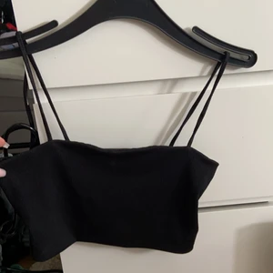 Svart linne i storlek m - Ett linne från MONKI i fint skick, endast använt ett fåtal gånger! 