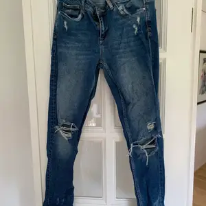 Jeans med hål på knät och lite högre upp. Säljer pga viktuppgång. 