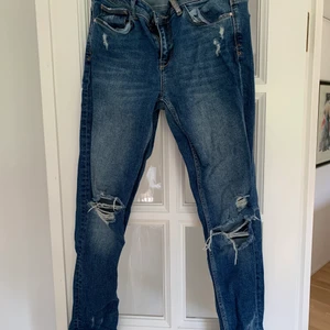 Snygga jeans  - Jeans med hål på knät och lite högre upp. Säljer pga viktuppgång. 
