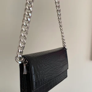 Väska  - Säljer min svarta väska med mönster på💗