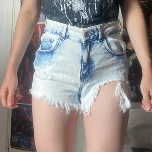 Jeansshorts från Gina tricot  - Shorts i bra skick,jag köpte dom från sellpy och använt dom en del sen dess. Katt i hemmet. 