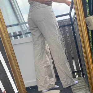 Beiga jeans - Gråa/beiga jeans från Ginatricot. Sitter ganska baggy men ändå bra på mig i midjan. mycket använda därav det billiga priset, finns dock inga defekter 🤠 Storlek 38 men hade nog passat 40 också (modell Idun tror jag)