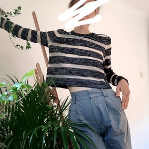 Utförsäljning: Randig Meshtopp - Guess - Säljer den här vackra toppen från Guess! Perfekt till fest och vardags. Har använt ett få antal gånger men är i jättebra skick. Den är i storlek S. Köpare står för frakt. Säljer billigt pga att jag ska flytta, så behöver sälja snabbt.