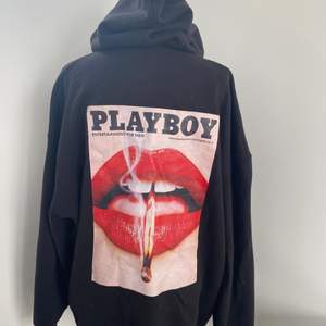 Säljer min svarta Playboy hoodie, köpt på Missguided. Ca 1 år gammal men i gott skick. Hoodien är lång & stor i storleken. Storlek 36. Köpt för ca 550kr men säljer för 200kr exkl. frakt. Köparen står för frakten & betalning sker via Swish. 