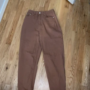 Jeans, bruna - Ett par bruna jeans från h&m🤎  säljer dessa för de inte har kommit till användning och är lite för stora! Jag är själv 1.60 och de passar min syrra som är 1.65