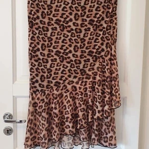 Långkjol - Nelly - Leopardmönstrad långkjol från Nelly i storleken M. Köparen står för eventuell frakt.