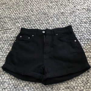 Fina jeansshorts  - Säljer mina fina shorts från Gina.Aldrig använt och är i bra skick.Köptes för 400kr och jag säljer de för 200🤍Pris kan diskuteras