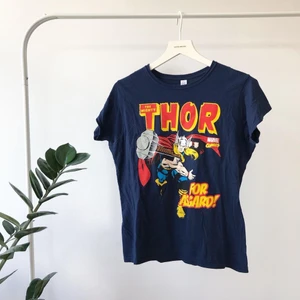 Thor T-shirt - T-shirt med print i bomull💗 Storleken är XL men skulle säga S-M.