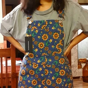 Söta hängselbyxor med solrosor! - Från märket minga london! Slutsplda på hemsidan och köpte för 500kr men säljer för 250 plus frakt. Så somrigt men i kalla väder har jag  haft strumpbyxor under med dr martens och de är lika snyggt! Relaxed fit! FRAKT INGÅR I PRIS