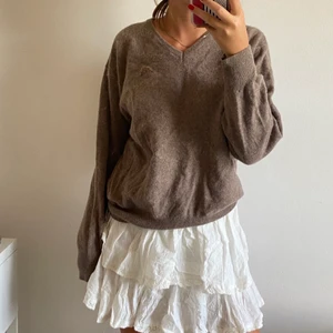 Brun stickad tröja kappa - Säljer en brun vintage stickad ulltröja från kappa. Den är en medium och passar perfekt som oversize för mig som är en xs/s. Om ingen budar på över 24 timmar avslutas budgivningen i förtid