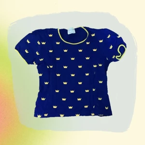 BB-T - Blågul BB-T! ✨ Stretchigt material tröjan är märkt som M men skulle även passa en S/XS !! Hör av dig om du har frågor angående plagget📮