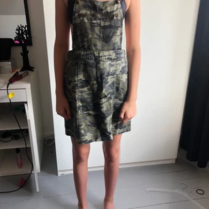 Klänning med hängslen - Knappt använd, väldigt bra skick. Säljer då den inte används. Det är min lillasyster som har på sig den på bilden💕 Köparen står för frakt men kan samfrakta om man vill ha mer.