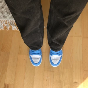 Monki Taiki straight leg black jeans - Säljer mina jeans från Monki i modellen Taiki som endast använda ett fåtal gånger och därav i nyskick!! Har du frågor eller är intresserad? Kontakta mig 🥰 Köparen står för frakt!