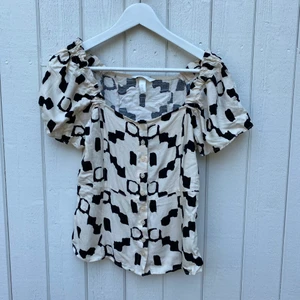 Mönstrad blus - Snygg mönstrad blus men knappar fram. Knappt använd. 