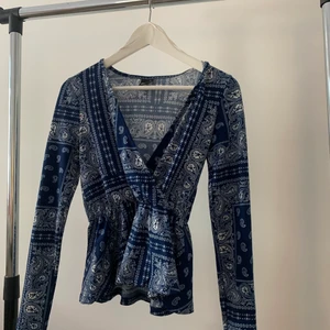 Mönstrad topp med urringning  - Tunn fin blus med mönster 