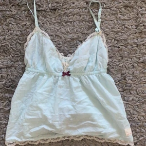 Ljusblått linne  - Säljer detta fina linne från odd Molly, de kan bli budgivning om många är intresserade, är osäker på storleken men skulle gissa på 34/36💙 skriv gärna frågor! Frakten ingår i priset