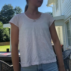 Odd Molly topp!! - Supersöt ljusrosa topp från Odd Molly🤍 Storlek 0 vilket motsvarar ungefär XS/S. Använd fåtal gånger och är i fint skick. Nypris: 595:-