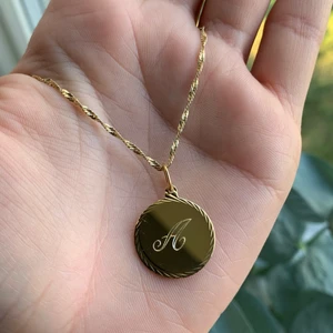 Bokstavshalsband A - Singaporelänk och bricka med bokstaven A. Äkta silver med 24k guld plätering. Några små repor, inget som syns på håll dock (se bild 2). Mycket sparsamt använt.