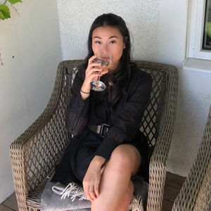 Bikbok klänning - Säljer en av mina favoritklänningar som använts en del men är fortfarande hur fin som helst! Sälja inte längre i butik, tyget innehåller även glitter. Perfekt för alla tillfällen. Passar såväl s-m då den är väldigt töjbar. Obs bältet ingår inte