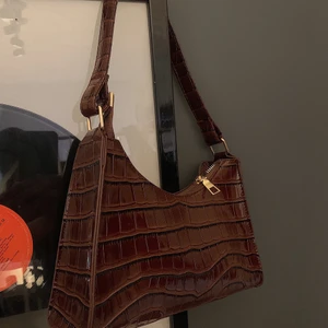 Handväska  - Ball, trendig handväska. Råkade beställa två, därför helt oanvänd (nyskick). Perfekt storlek enligt mig, en av favorit väskorna! Betalning sker genom swish. Skriv om du är intresserad så kollar jag fraktkostnad. Produkten kan också hämtas.