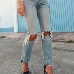 svin snygga jeans från Gina med slitningar på knäna🤍 (första bilden är lånad) 