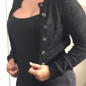 Fluffig cardigan - Fluffig cardigan från h&m aldrig använd då den va för liten