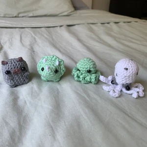 Handvirkade figurer! - Säljer dessa söta små djur! De små är gjorda utav bomullsgarn, och den stora är gjort utav ett mer fluffigt och mysigt garn. Just nu är det färgerna på den sista bilden som finns men man kan säga till om det finns en specifik förg man vill ha! De små kostar 65-75kr beroende på vilken, den stora kostar 105kr! Pris kan alltid diskuteras men frakt betalar köparen! Frakten kan ändras pga hur många och om det är en liten eller stor