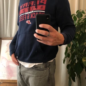 Vintage Nike Hoodie - Snygg vintage Hoodie med trycket ”Perry Track & Field”. Personen på bilder är 189cm lång, hör gärna av dig om du har några frågor eller vill ha fler bilder/mått på plagget 😄✌🏼